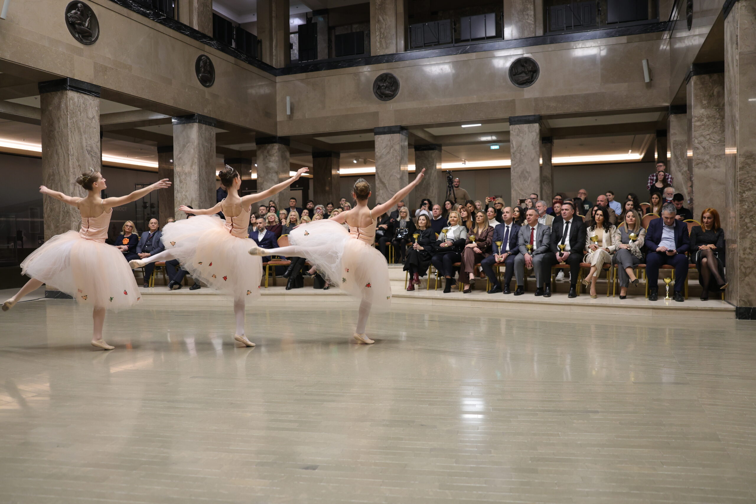 Svečana dodela nagrada Lideri u turizmu 2025, održana u Atrijumu Narodnog muzeja u Beogradu. Organizator: Putovanja i turizam - First media group. Atmosfera i nastupi