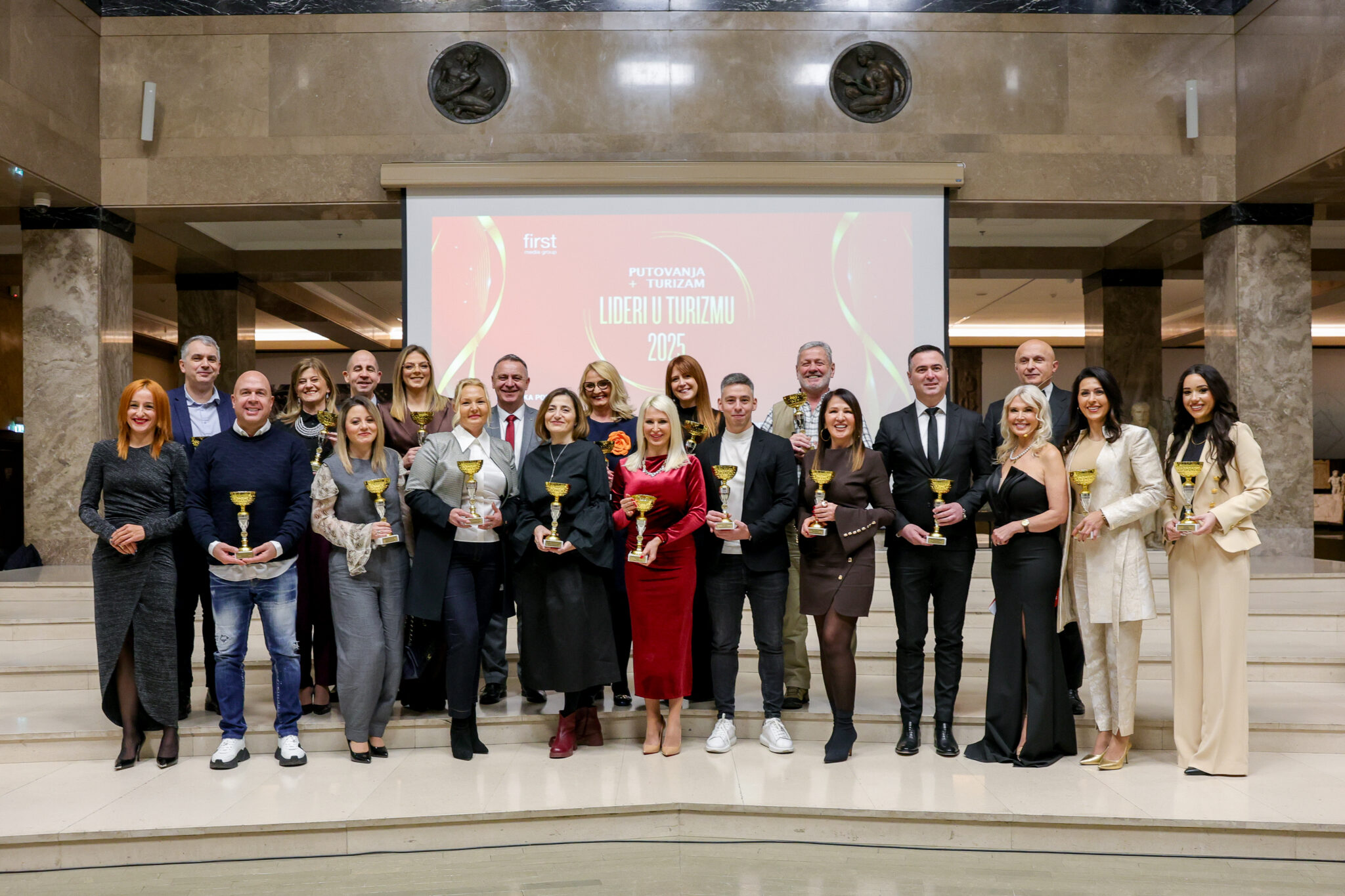 Svečana dodela nagrada Lideri u turizmu 2025, održana u Atrijumu Narodnog muzeja u Beogradu. DOBITNICI NAGRADA „LIDERI U TURIZMU 2025“ - Laureati - Dobitnici nagrada Laureati koji su svojim radom obeležili turističku sezonu: TO „Tara Drina“ Bajina Bašta – Turistička destinacija godine Luštica Bay – Najperspektivniji turistički projekat i najbolja letnja destinacija regiona Olimpijski centar Jahorina – Najperspektivniji planinski centar regiona Boban Đurović (Predsednik opštine Vrnjačka Banja) – Izvanredan doprinos razvoju turizma Turistička organizacija Vojvodine – Turistička organizacija godine TO Novi Pazar – Nagrada za očuvanje kulturne baštine TO Zaječar – Najbolja turistička promocija grada Zobnatičke konjičke igre – Sportsko-turistička manifestacija godine Etno selo Vrhpolje – Etno selo godine Viceroy Kopaonik – Najbolji hotel u Srbiji Zepter Hotel Vrnjačka Banja – Wellness i spa hotel godine Heba Divčibare – Planinski hotel godine Hotel Kocka – Premijum iskustvo gostiju Jasmina Rakočević (RTS) – Medijski doprinos razvoju turizma Muzej Nikole Tesle – Kulturna ustanova godine Predrag Vučković – Nagrada za globalnu promociju regiona Jovan Savin – Travel influenser godine Mačkov podrum – Vinarija godine